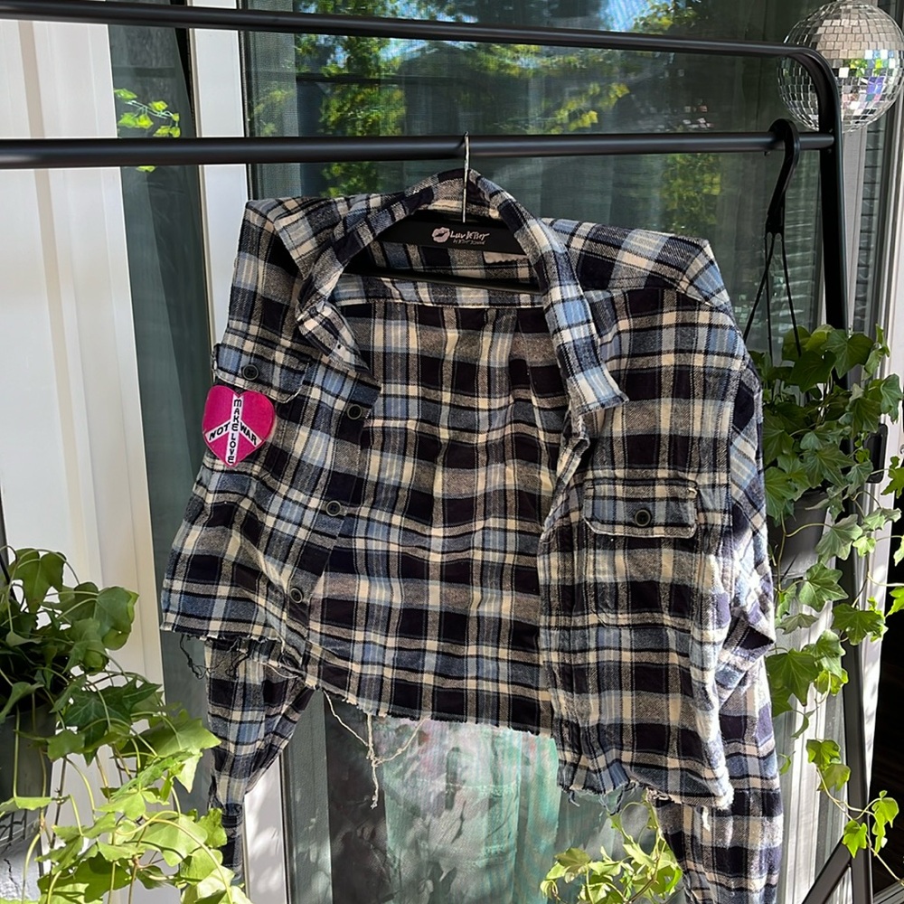 Medium Make Love Not War Patch Cropped Flannel